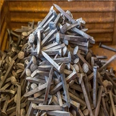 Spikes tal-binarji tal-ferrovija tal-azzar b'livell baxx ta 'karbonju